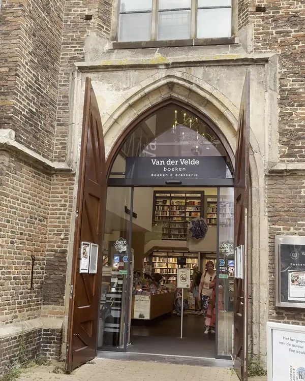 Boekhandel Van der Velde in de gotische Broerenkerk in Zwolle