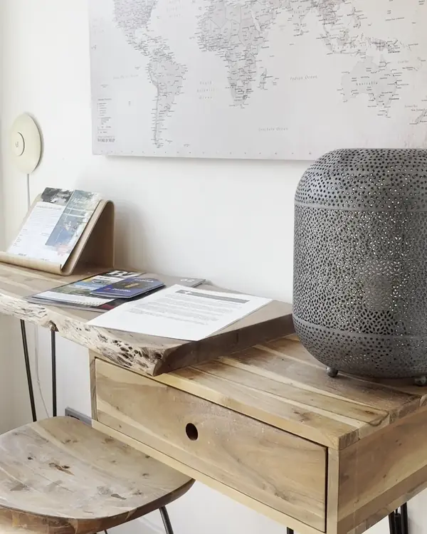 Houten bureau met lamp en wereldkaart aan de muur