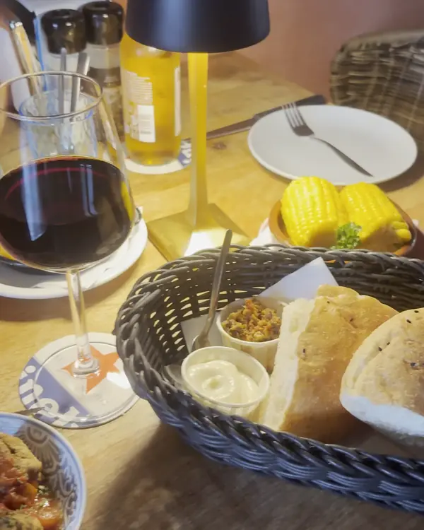 Broodmand met dips, maïskolf en rode wijn bij La Cubanita