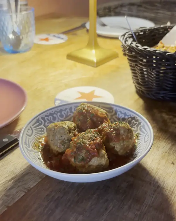 Gehaktballetjes in tomatensaus bij restaurant La Cubanita