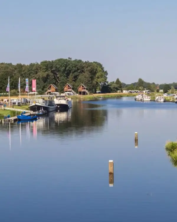 De Vecht bij Zwolle met bootjes langs de oever