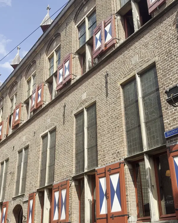 De Hoofdwacht aan de Grote Markt in Zwolle met rood-witte luiken