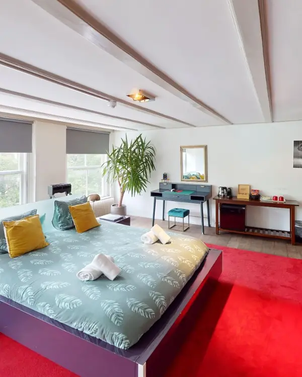 Slaapkamer met groot tweepersoonsbed