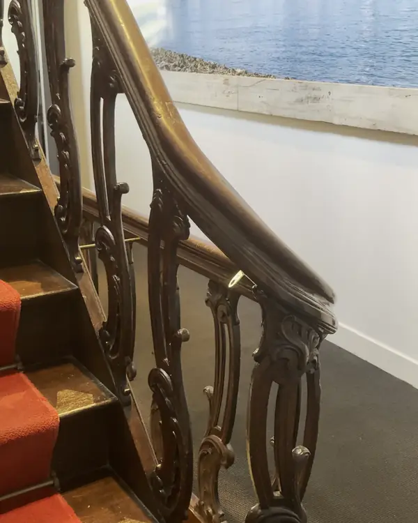 Historisch trappenhuis met houten leuning